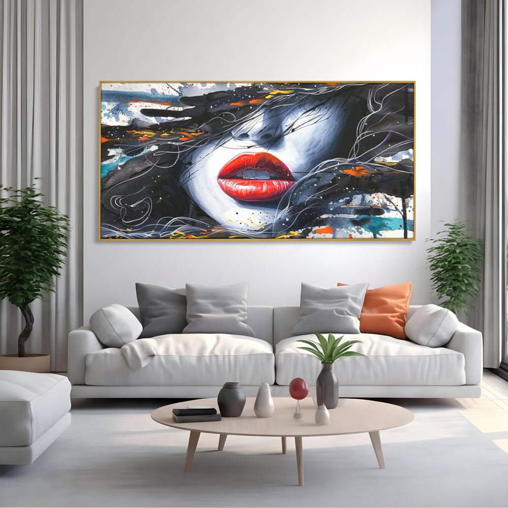 Tablou canvas cu tablou canvas cu buze rosii si par abstract, in rama de aluminiu auriu, pe perete intr-un living
